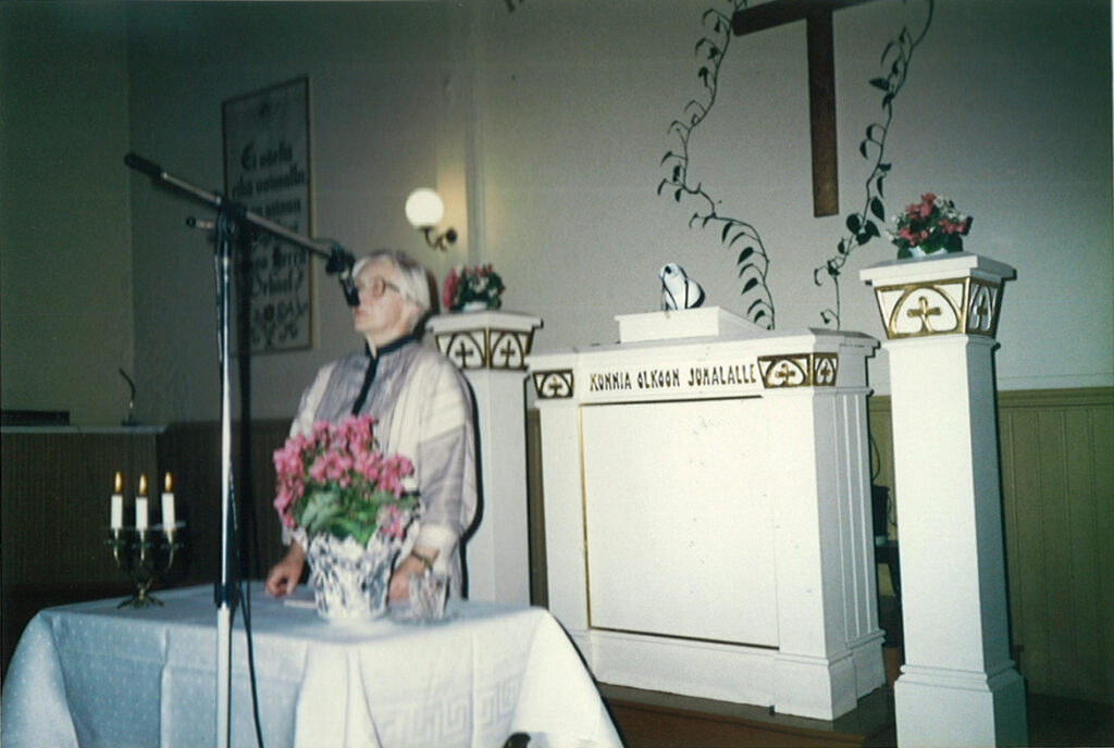 Aili Ruotsalainen oli Sortavalasta valmistunut opettaja ja voimakas raittiuden puolesta puhuja. Kuvassa Aili pitää puheenvuoroa liiton syyskokouksessa v. 1987.