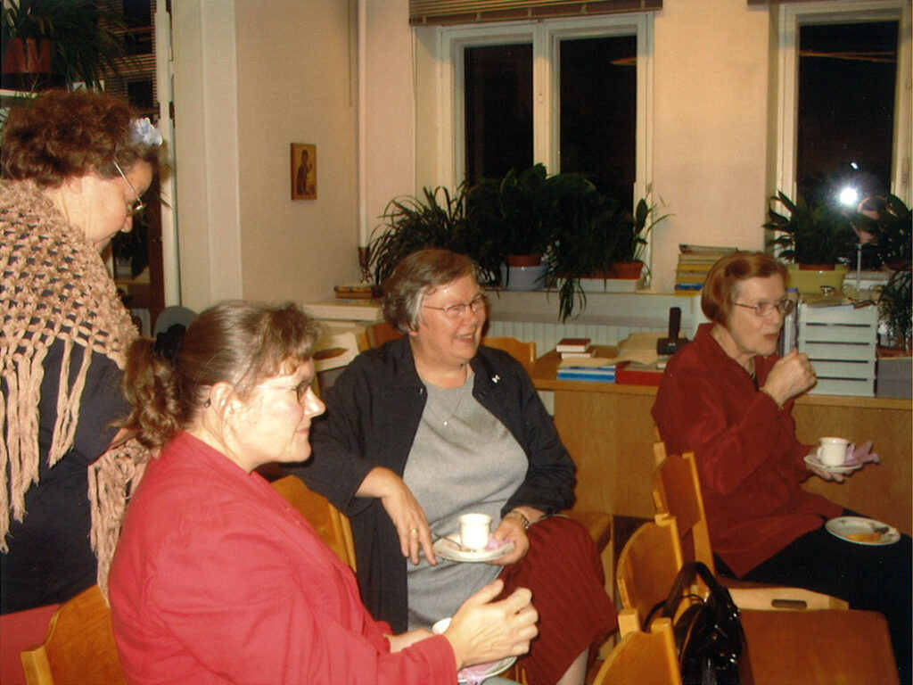 Kuopiolaisia Liisankadulla Helsingissä Valkonauhan kokouksessa vas. Hannele Jalkanen, Eila Koponen, Maire Kiiski ja Leena Vaasto.