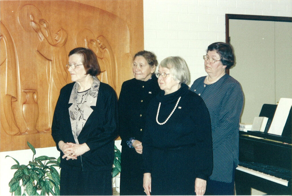 Kuopion Valkonauhan 90-vuotisjuhlassa vas. Leena Vaasto, Mirja Sihvonen, Eine Heiskanen ja Maire Kiiski.