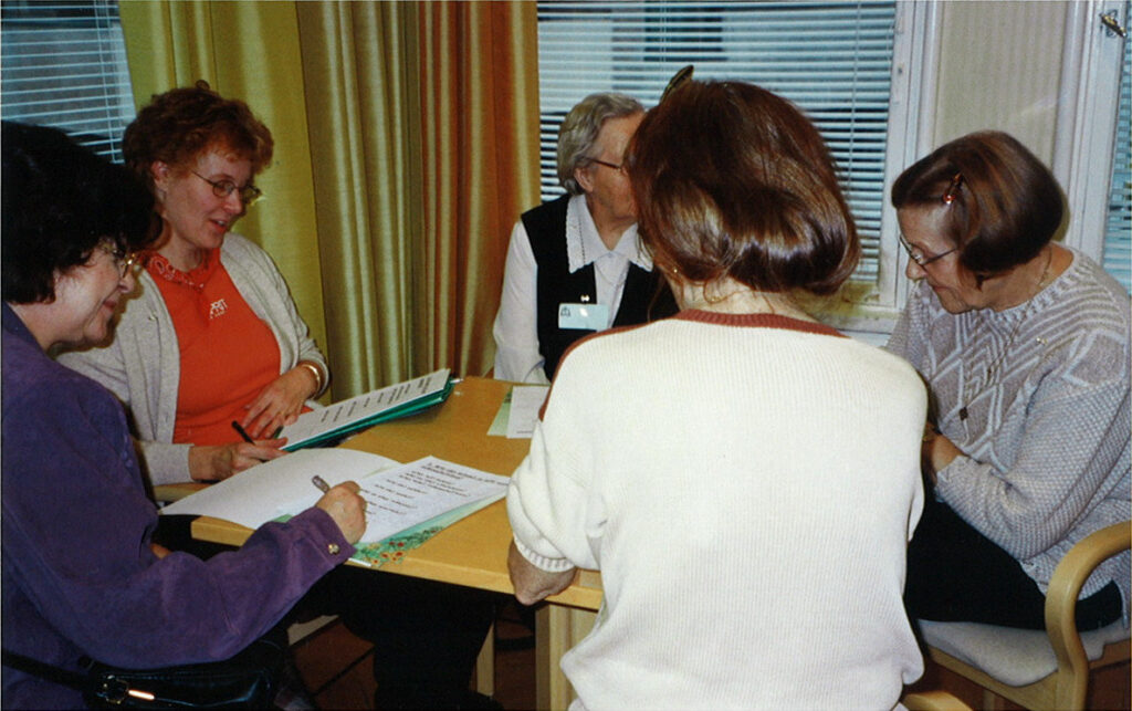 Kuopion Valkonauhan pitkäaikainen puheenjohtaja Leena Vasto äärimmäisenä oik. liiton syyskokouksen ryhmätyötä ahkeroimassa.