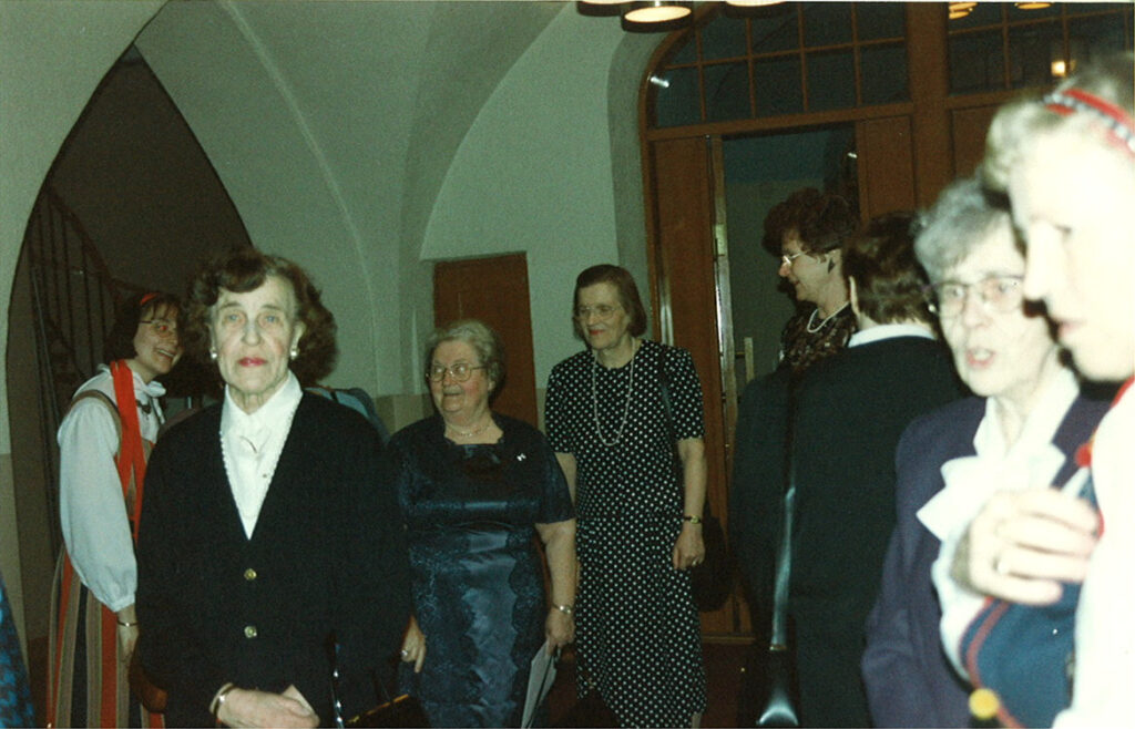 Marjatta Kinnunen ja Leena Vaasto saapumassa Suomen Valkonauhaliiton 90-vuotisjuhlaan.