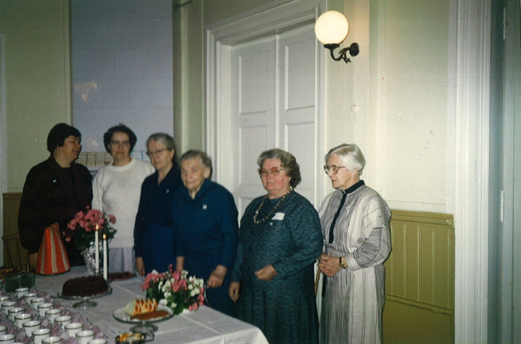 Syksyllä 1987 Kuopion Valkonauha emännöi liiton syyskokouksen. Kuvassa kokouksen vastuunkantajia. Vas. 4. Liiton ja Kuopion Valkonauhan kunniajäsen ja pitkäaikainen puheenjohtaja Marjatta Räisänen.