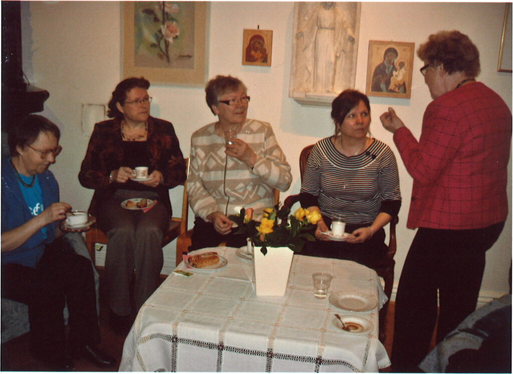 Valkonauhan kokouksessa Helsingissä Kuopion Valkonauhasta Hannele Jalkanen (2. vasemmalta), ja hänen vieressään yhdistyksessä kauan sihteerin ja rahastonhoitajan tehtävää hoitanut Maire Kiiski.